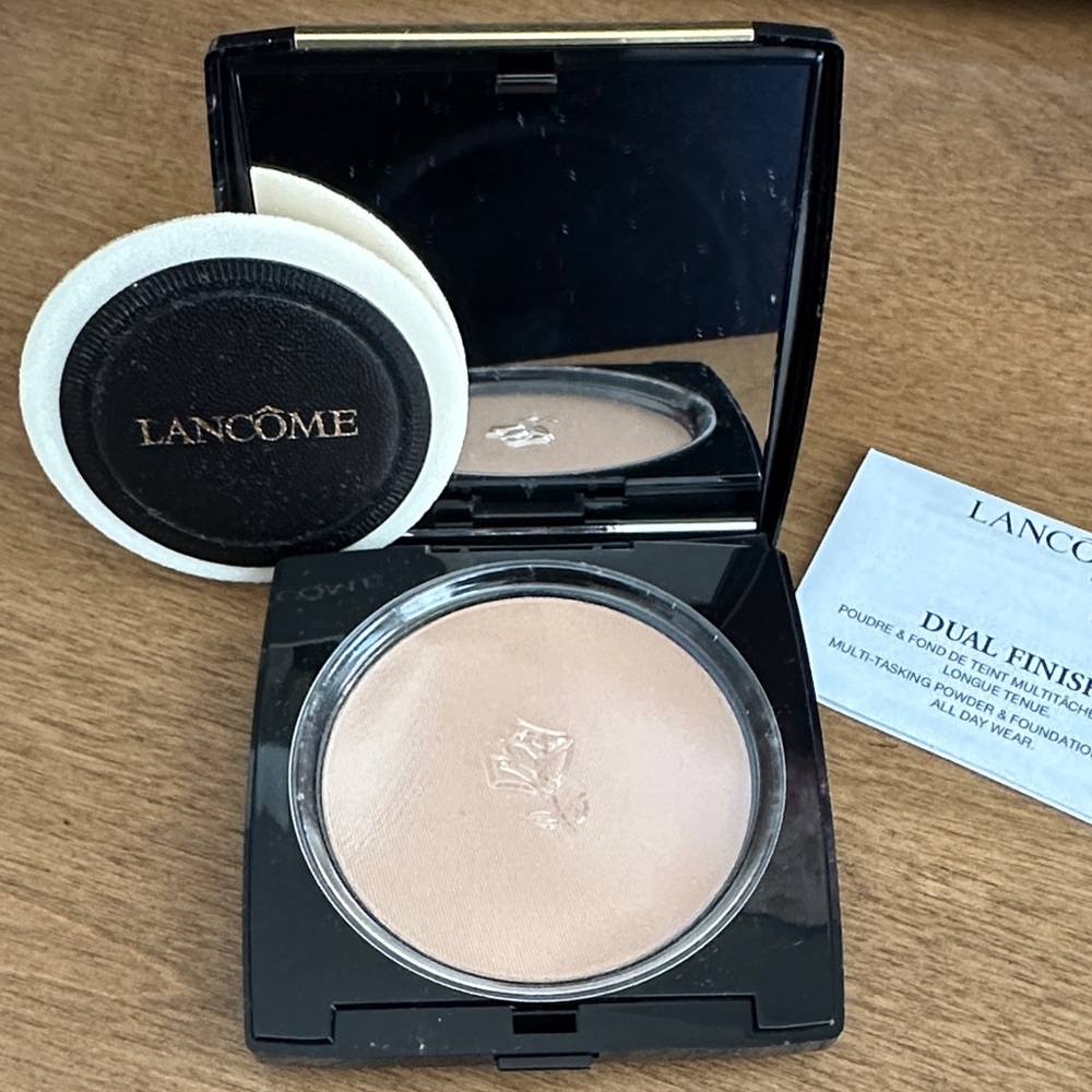 Lancome Dual Finish Multi-Tasking Powder - Silver Packaging - Picture 3 of 3